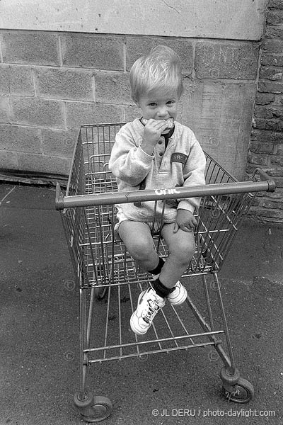 petite garon au supermarch - little boy at the supermarket